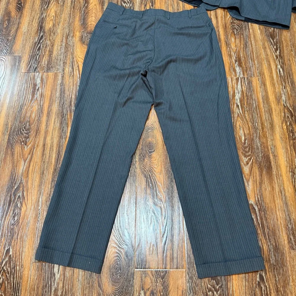 Jos A Bank Travelers Collection Men's 46R Suit 100% Wool Gray Pinstripe 2 Piece